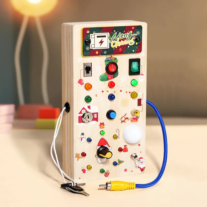 Bébé qui joue avec le tableau d'activités Montessori LED