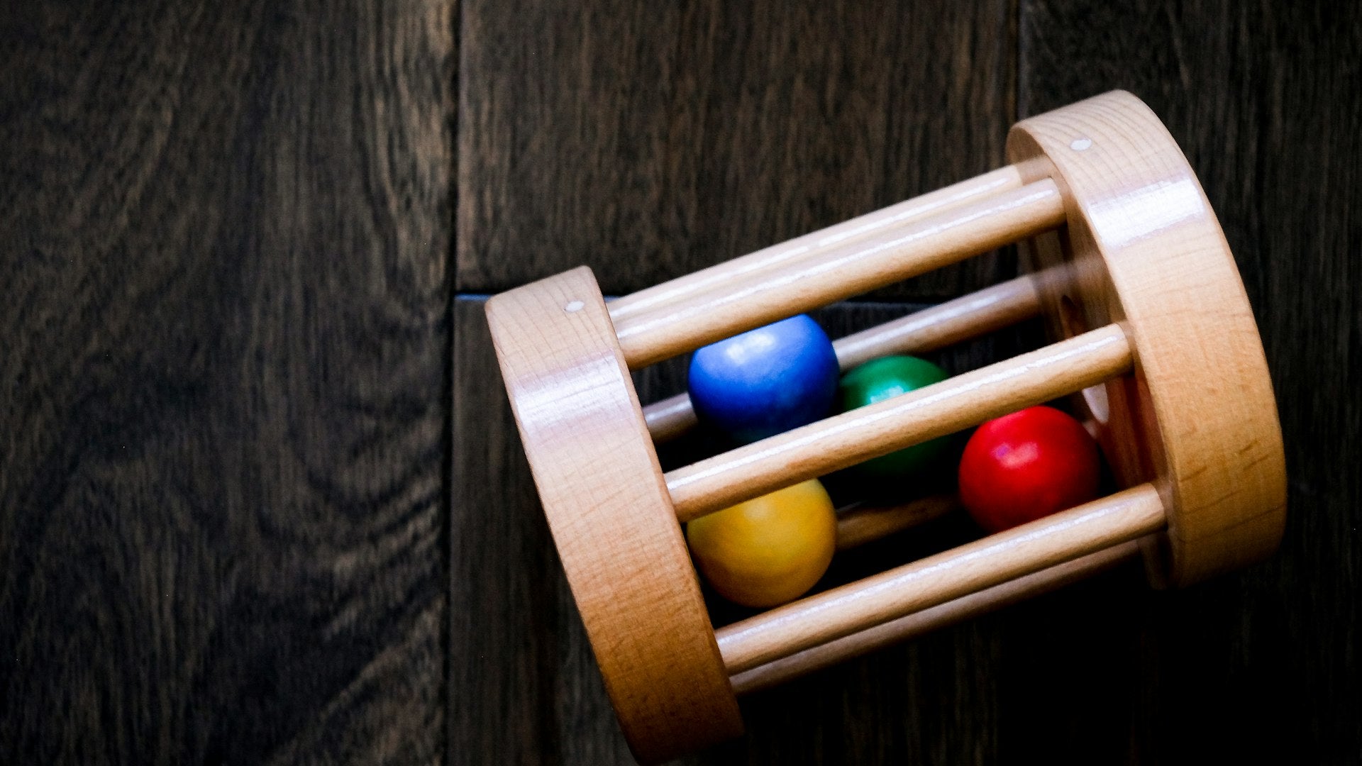 Enfant jouant avec des jouets Montessori en bois - Petits Génies