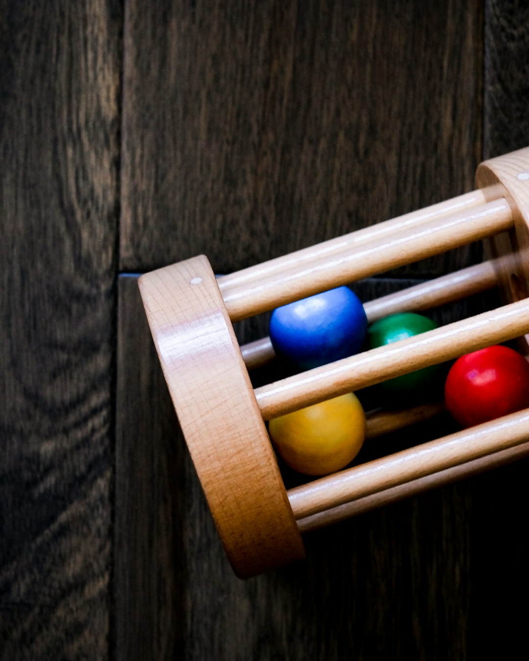 Enfant jouant avec des jouets Montessori en bois - Petits Génies